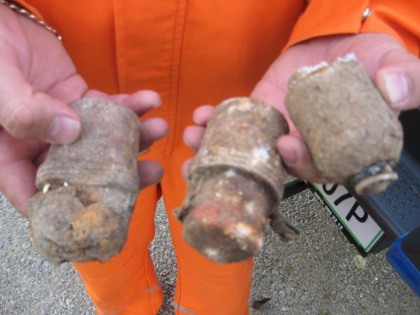 Nevarni ostanki v rokah pirotehnika (Foto: arhiv Lokalno.si)