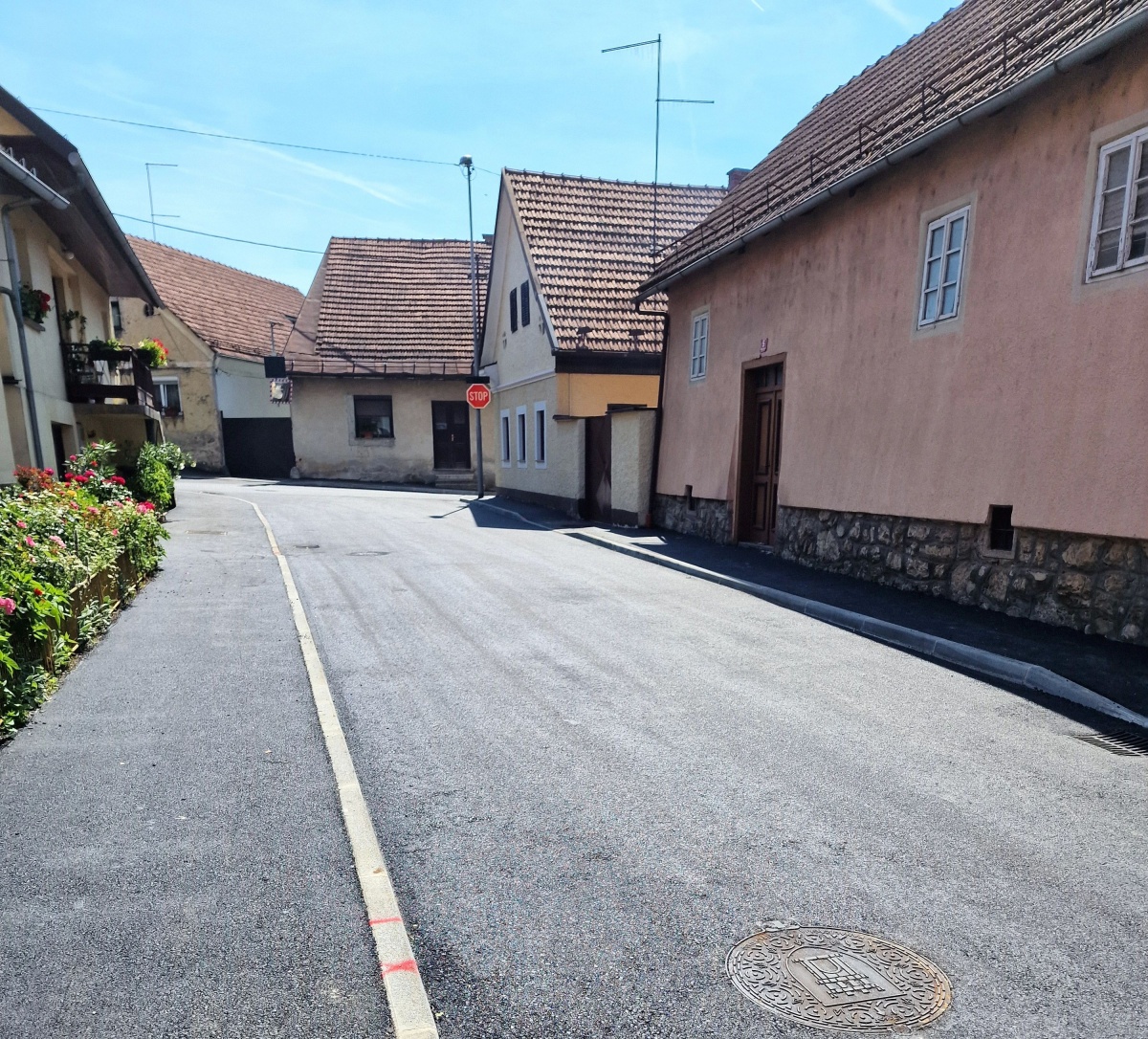 Ulica Pod lipo in del Vojinske ceste z obnovljeno infrastrukturo