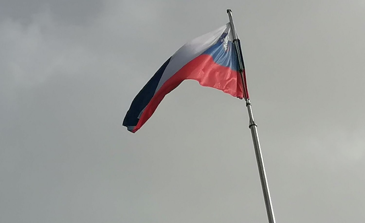 Slovenska zastava je zaplapolala v vinski gorici Vrbovci.