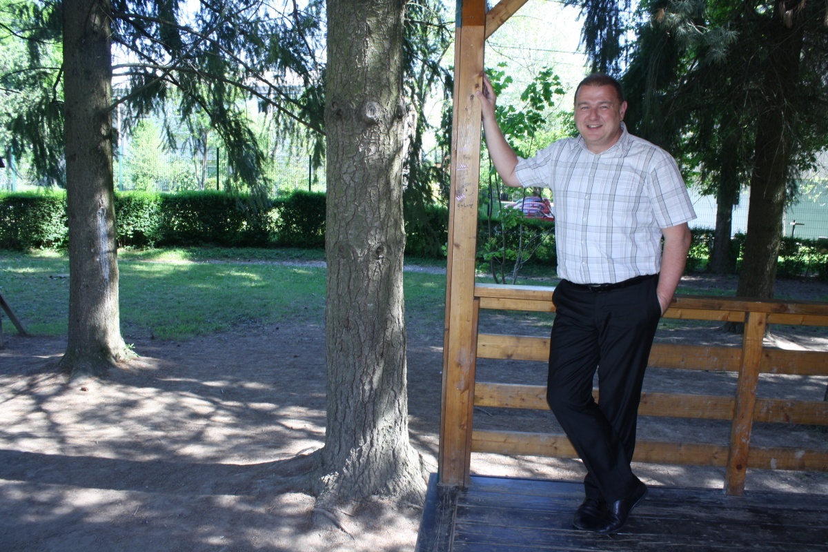 Ravnatelj Osnovne šole Milana Langa Bregana Igor Matijašić je tako kot  na poučevanje slovenščine na šoli upravičeno ponosen na učilnico na  prostem z veličastnimi drevesi in vrtom. (Foto: M. L.)