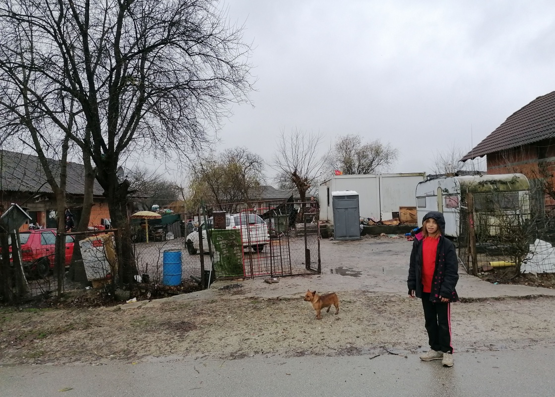 Bivanjske razmere v romskem naselju v Dobruški vasi niso dobre, a Romi imajo vodo, delno tudi elektriko. (Foto: L. Markelj)