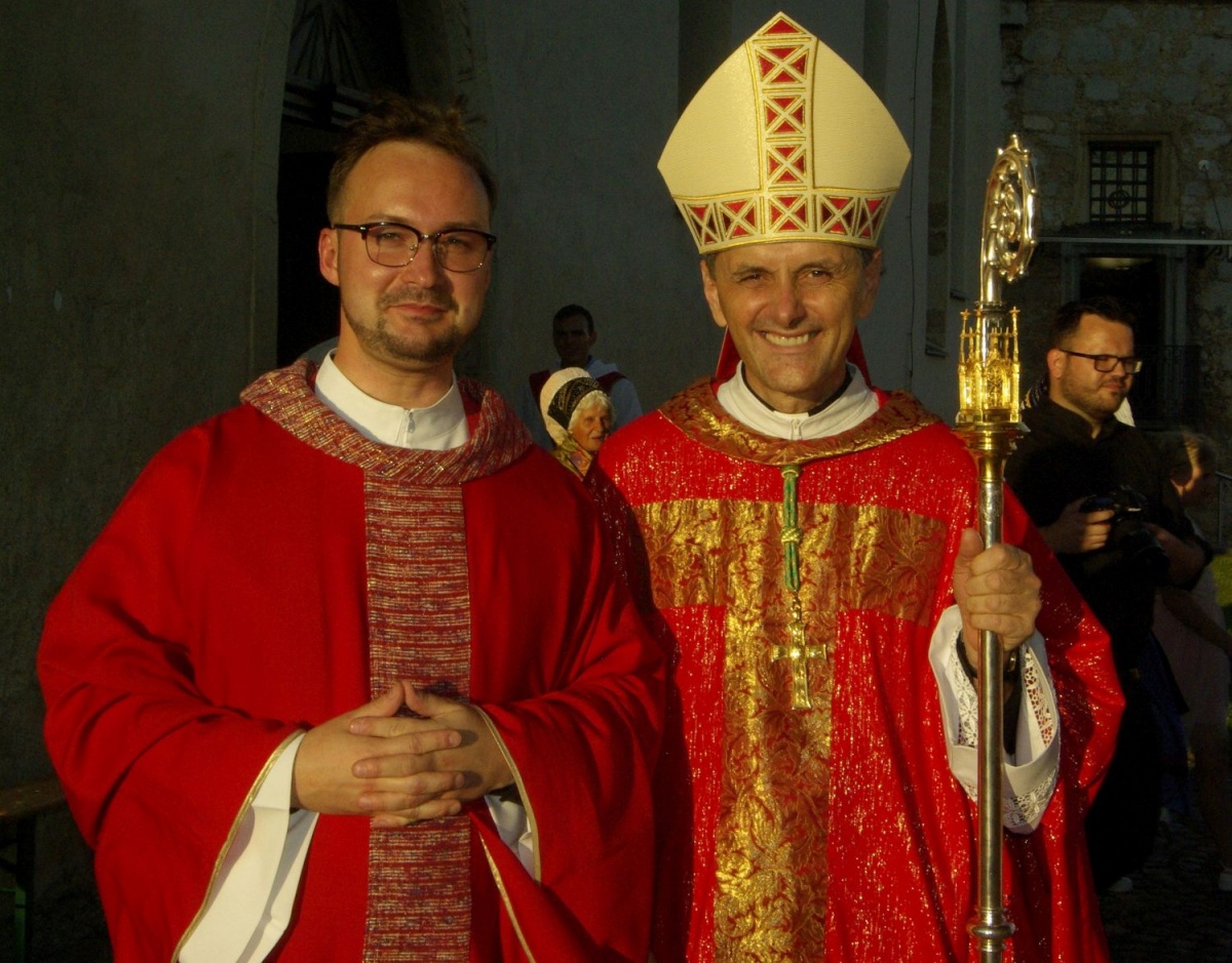 Novomašnik Gregor Markelc z novomeškim škofom Andrejem Sajetom, ki se veseli novega sodelavca  v Gospodovem vinogradu.