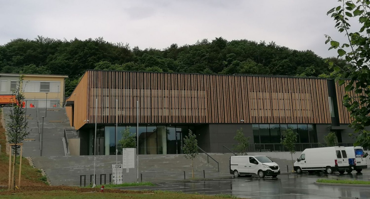 Nov kulturni center v Škocjanu je moderna stavba, lepo umeščena v prostor.