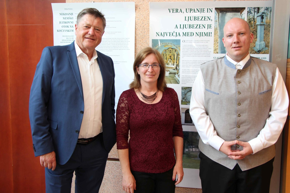 Z leve: avtor razstave dr. Mirja Ferenc, direktorica Pokrajinskega muzeha Kočevje Vesna Jerbič Perko in predsednik Društva Kočevarjev staroselcev Primož Primec.