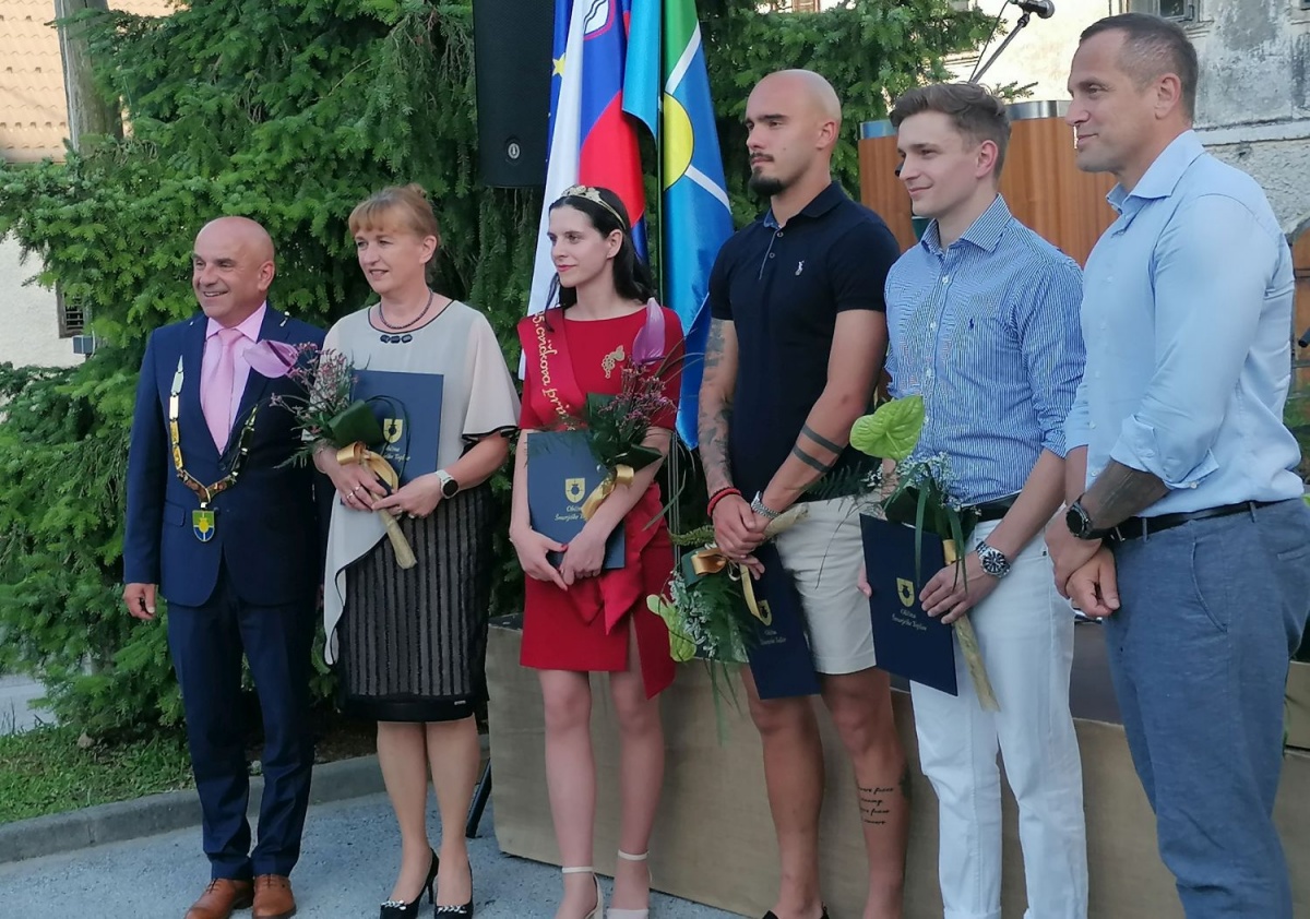 Prejemniki županovih priznanj z županom Marjanom Hribarjem (na levi) in Juretom Koširjem (na desni).