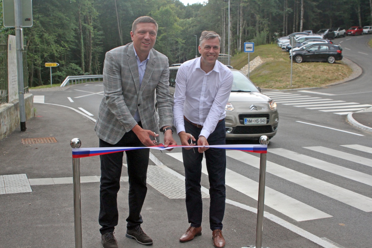 Obnovljeni odsek ceste sta odprla državni sekretar na ministrstvu za infrastrukturo Andrej Rajh in novomeški župan Gregor Macedoni.(Foto: I. Vidmar)