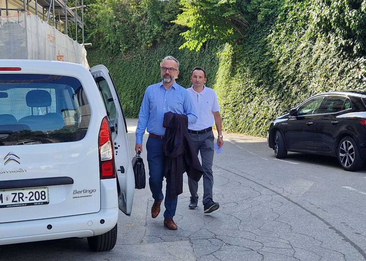 Rožle Grintal in njegov zagovornik Matjaž Medle ob prihodu na novomeško okrožno sodišče. (Foto: M. Ž.)
