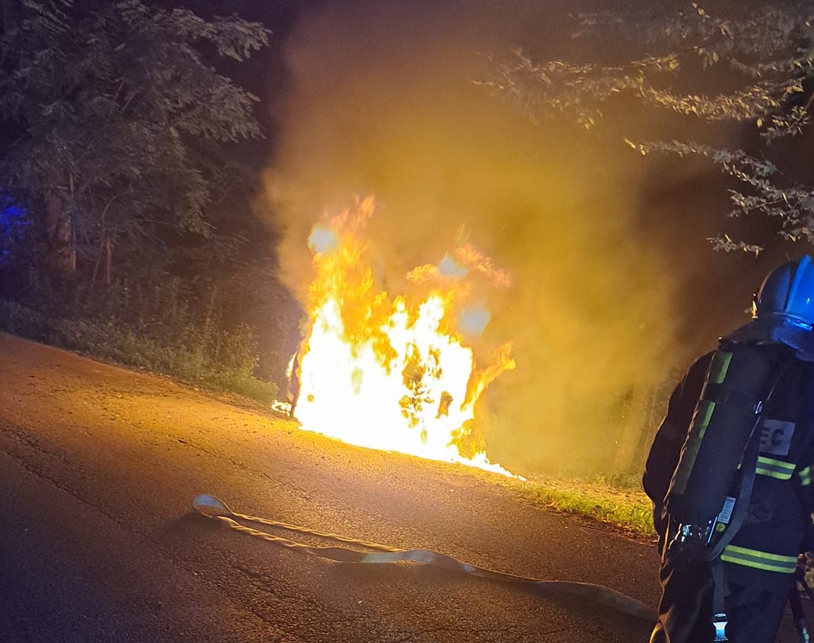 Zvečer je pogorel avto (Foto: PGD Obrežje) - več fotografij spodaj v fotogaleriji