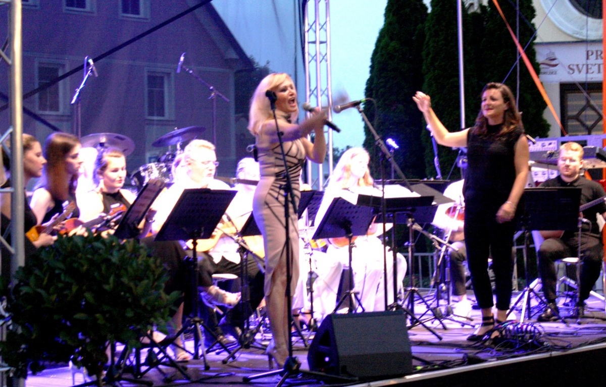 Nuša Derenda se je najprej pridružila tamburaškemu orkestru.