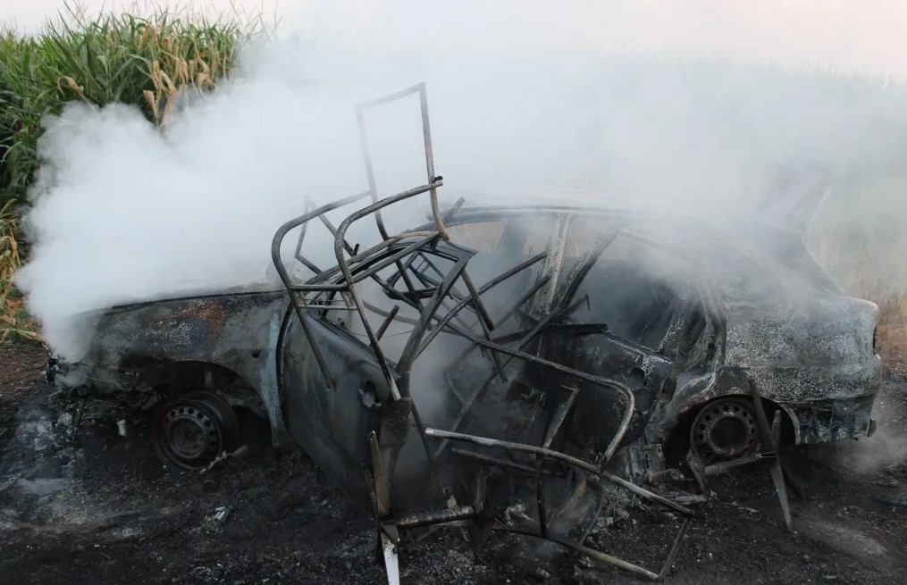 FOTO: Pogorel avto ob koruznem polju