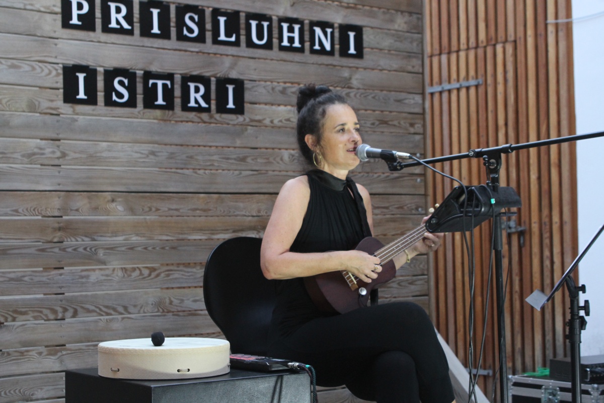 Katja Šulc med svojim glasbenim potovanjem v Mencingerjevi hiši. (Foto: I. Vidmar)