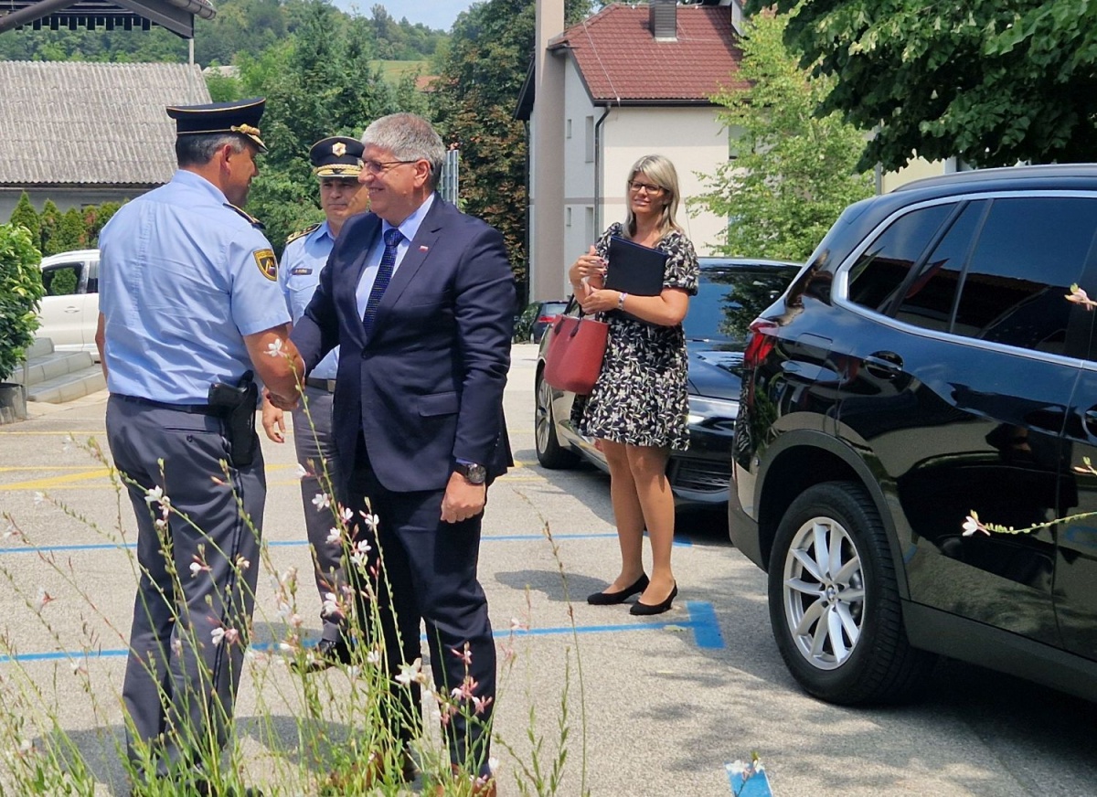 Minister Poklukar pozdravlja direktorja PU Novo mesto Igorja Juršiča.
