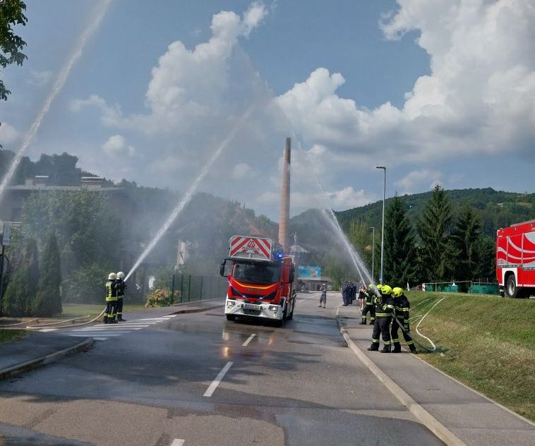 Prihod novega gasilskega vozila so v Prostovoljnem gasilskem društvu Sevnica pozdravili z gasilskim vodnim slavolokom.