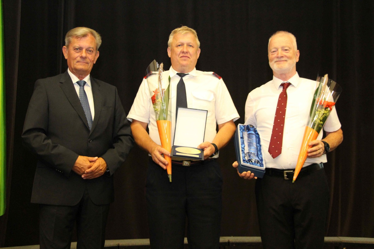 Z leve: župan Franc Vovk, Dušan Fifolt, predsednik PGD Soteska, ki je prejelo županovo plaketo, in Dušan Kraševec, prejemnik najvišjega priznanja - grba občine.