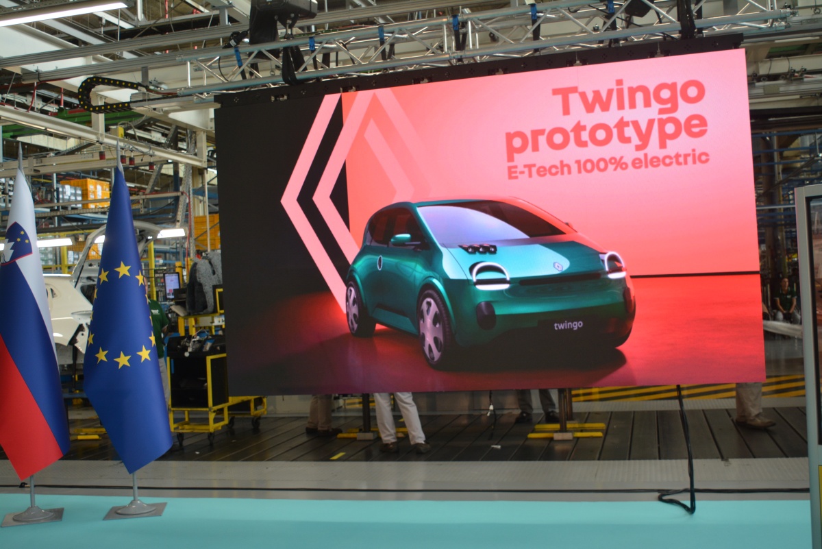 V začetku naj bi izdelovali okoli 150.000 vozil twingo E-tech na leto.