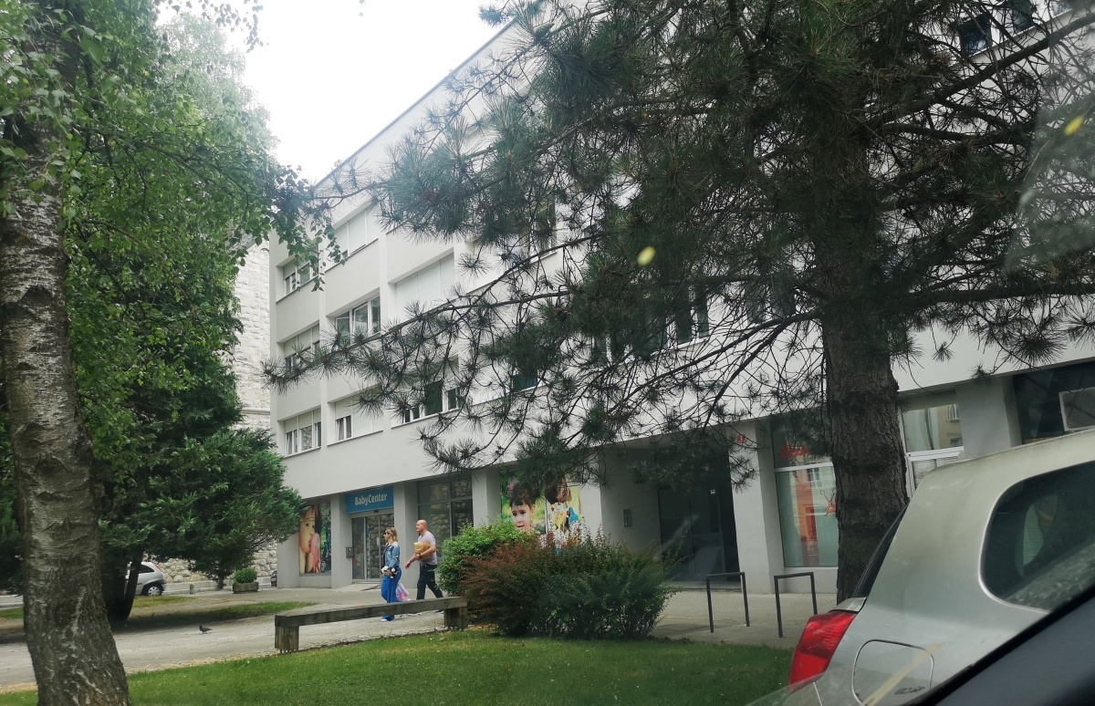 Stanovanjski blok v središču Kočevja, v katerem sta se v pol leta zgodila dva umora. Celo v istem nadstropju. (Foto: arhiv DL; M. G.)