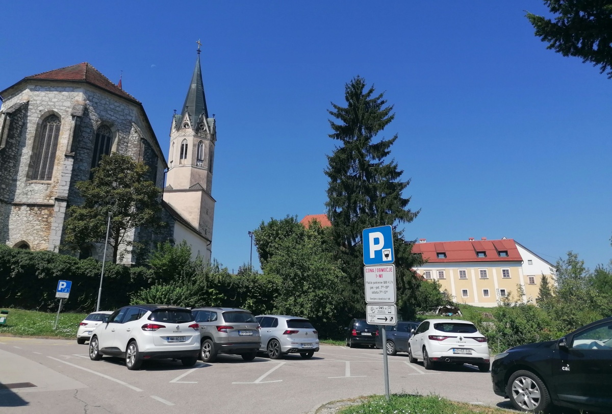 Parkirišča pod Kapitljem se mnogim zdijo premajhna in preozka, Mestni občini Novo mesto pač ne. (Foto: L. M.)