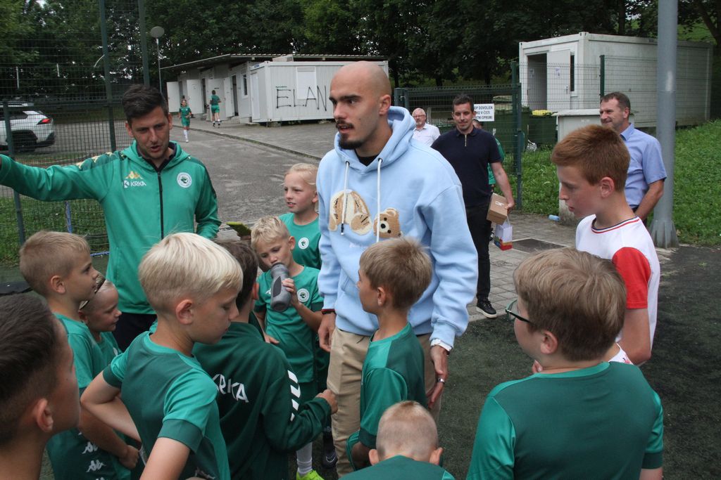 Vanja Drkušić si je vzel čas in obiskal mlade nogometaše na nogometnem kampu, ki ga prireja novomeški klub Krka.