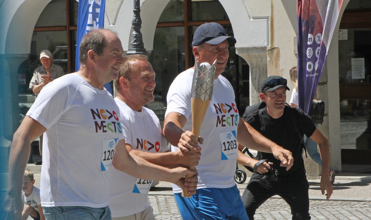 Na Glavni trg so baklo prinesli novomeški olimpijci kolesarja Jože Smole in  Sandi Papež in metalec  diska Igor Primc. (Foto: I. Vidmar)