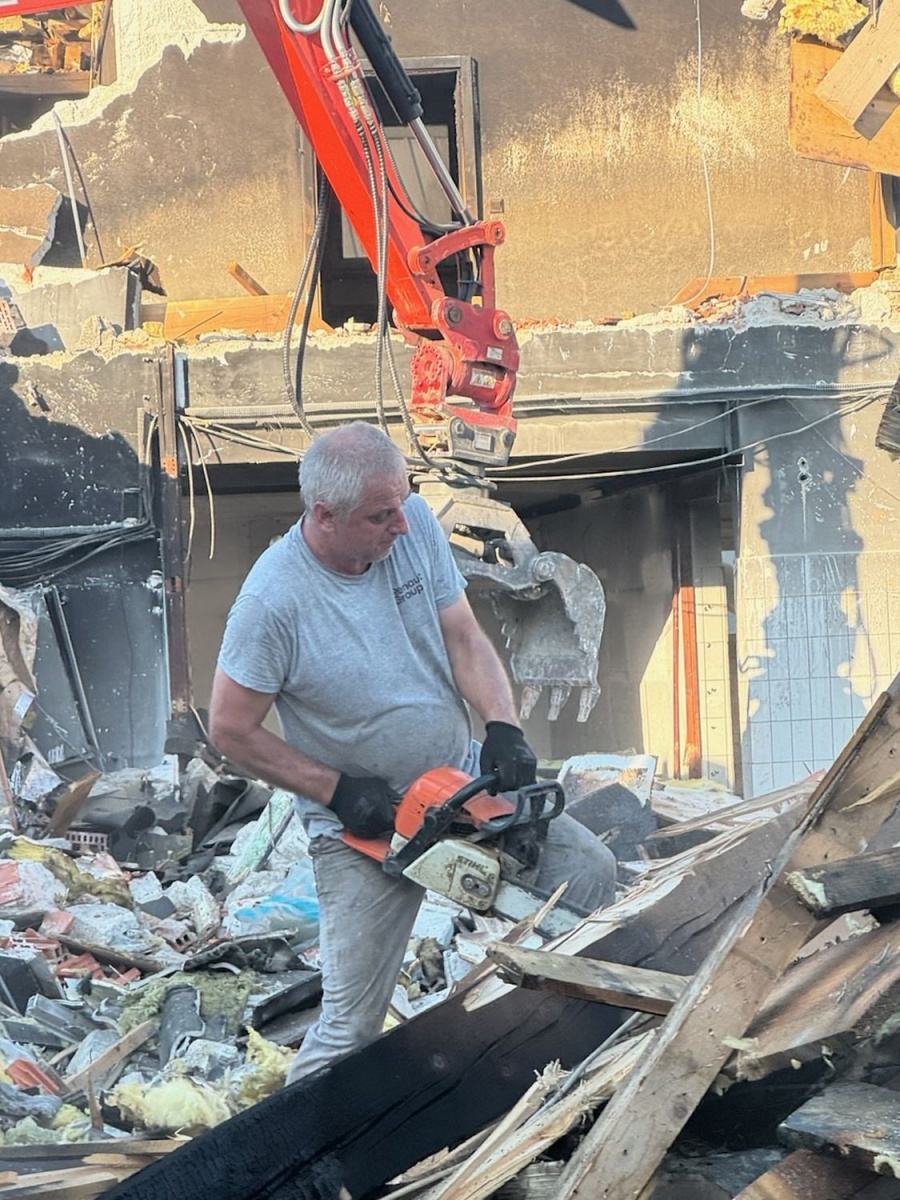 FOTO: Jeklenke s plinom letele po zraku, direktor opečen v bolnišnici