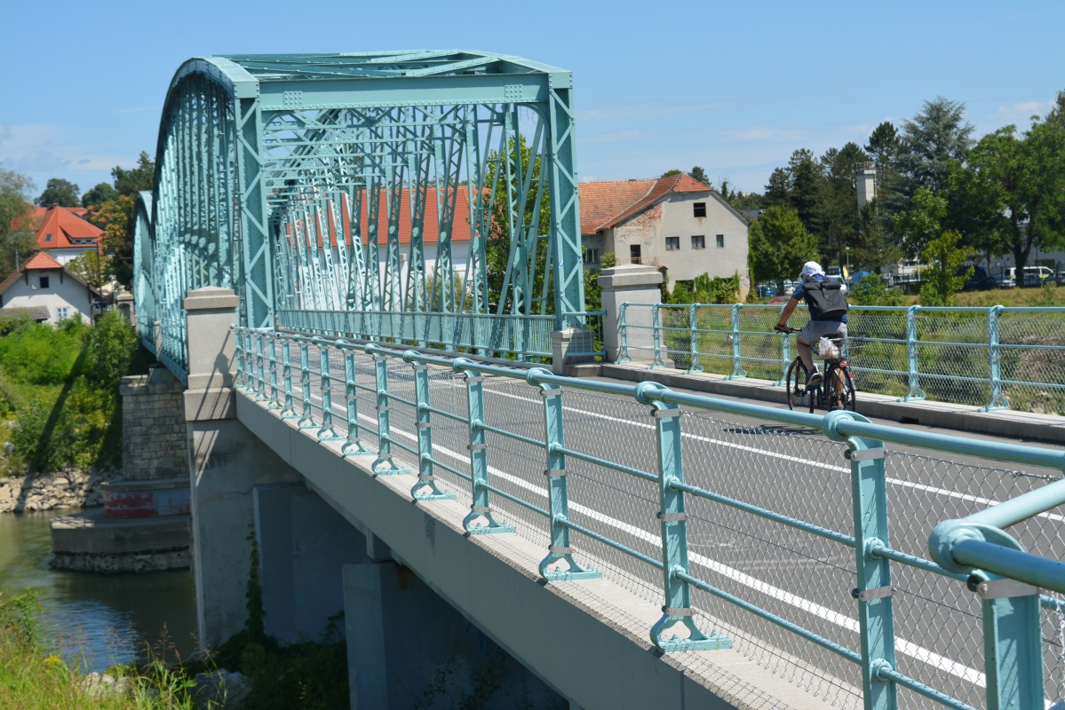 Žična ograja na mostu naj bi bila potrebna zaradi varnosti kolesarjev. (Foto: D. S.)