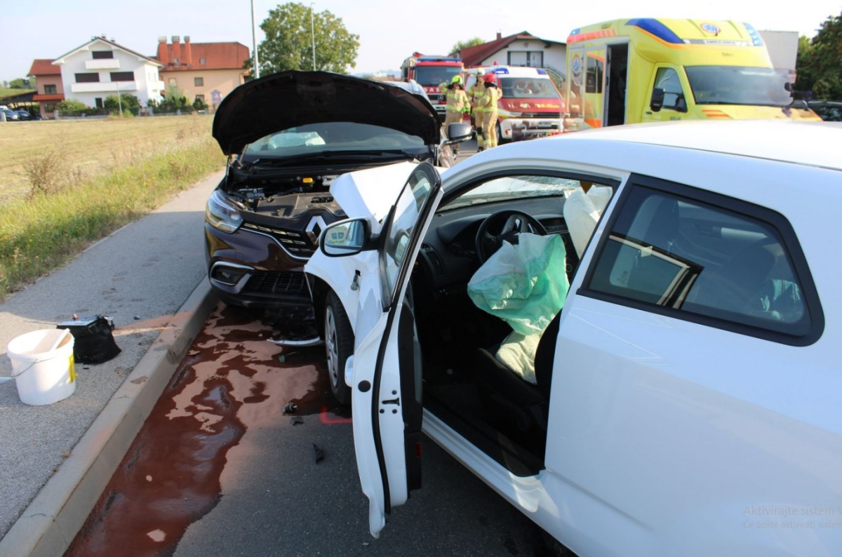 Jutranja prometna nesreča v naselju obrežje. (Foto: PGE Krško)