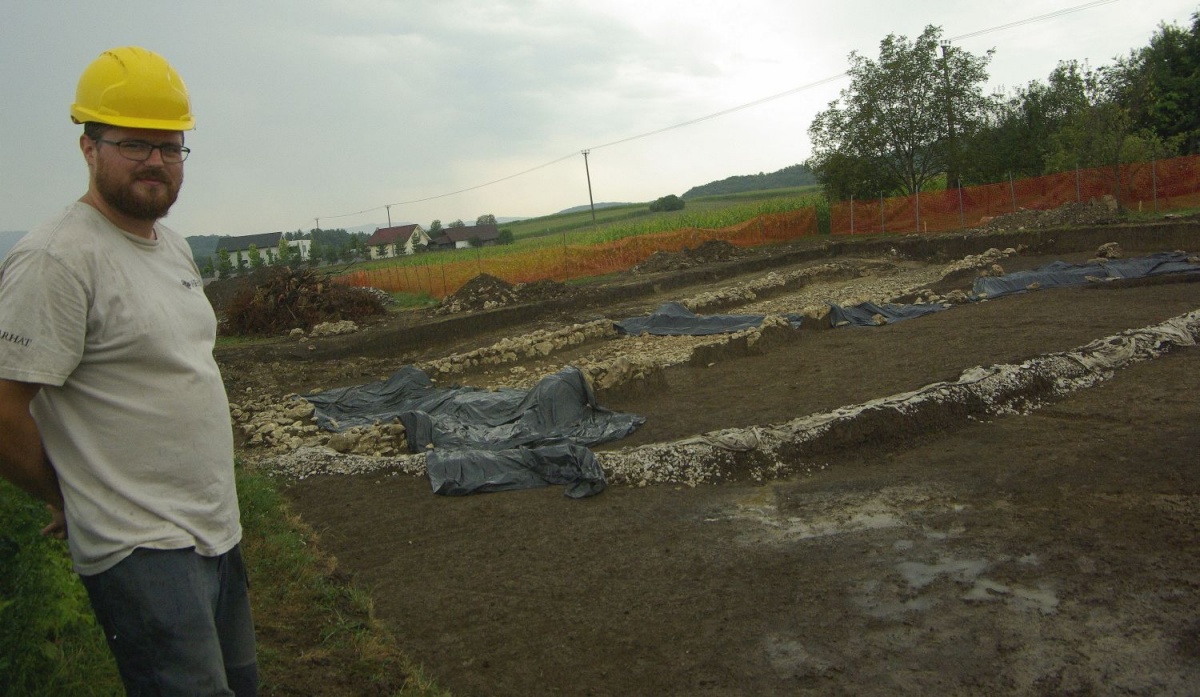 Dr. Črtomir Lorber, namestnik vodje izkopavanj v Šmarjeti (Foto: L. M.)