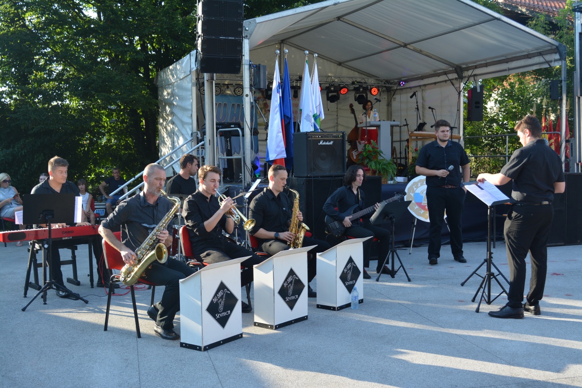 FOTO: Ob stoletnici blagoslov novega gasilskega vozila 