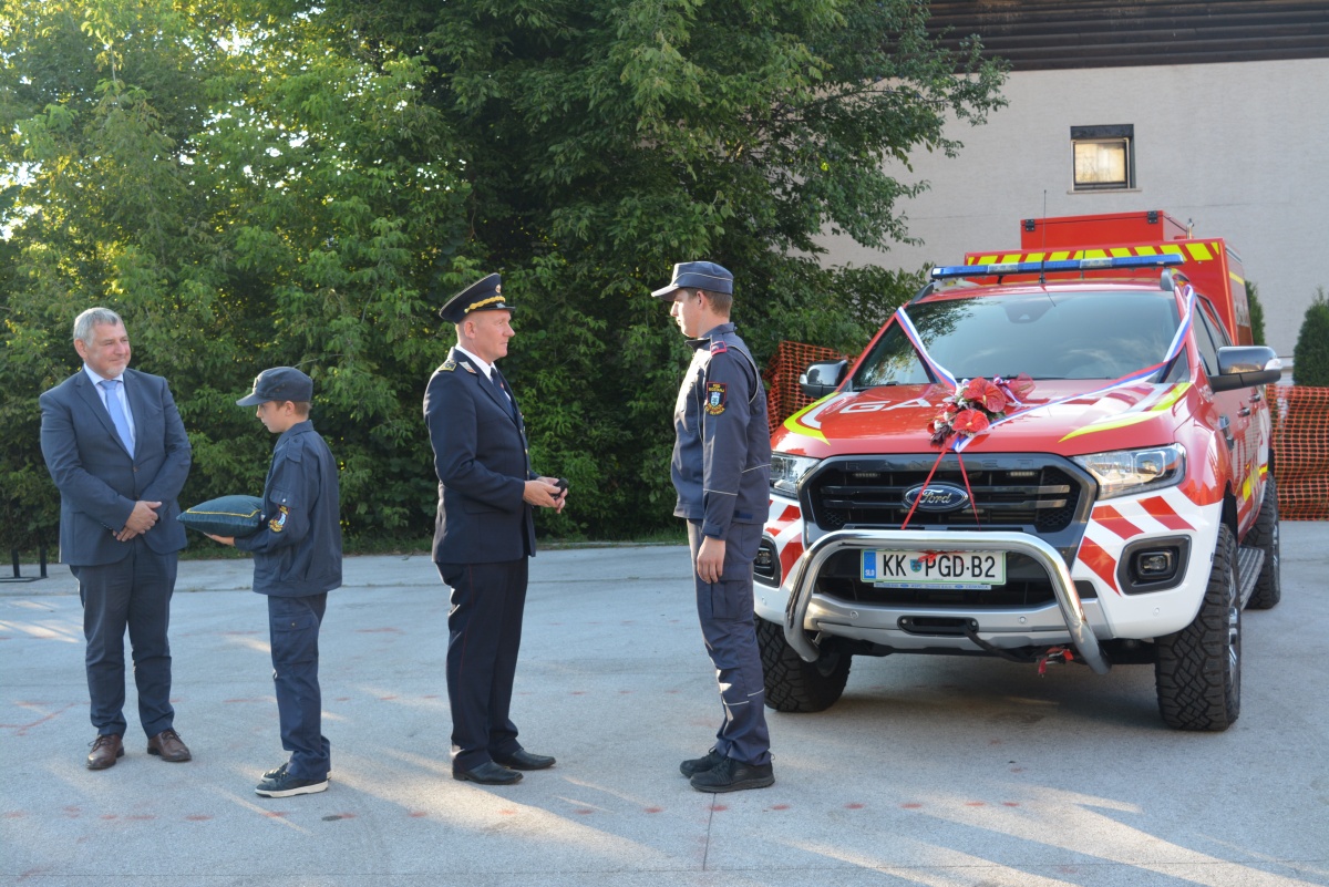 FOTO: Ob stoletnici blagoslov novega gasilskega vozila 