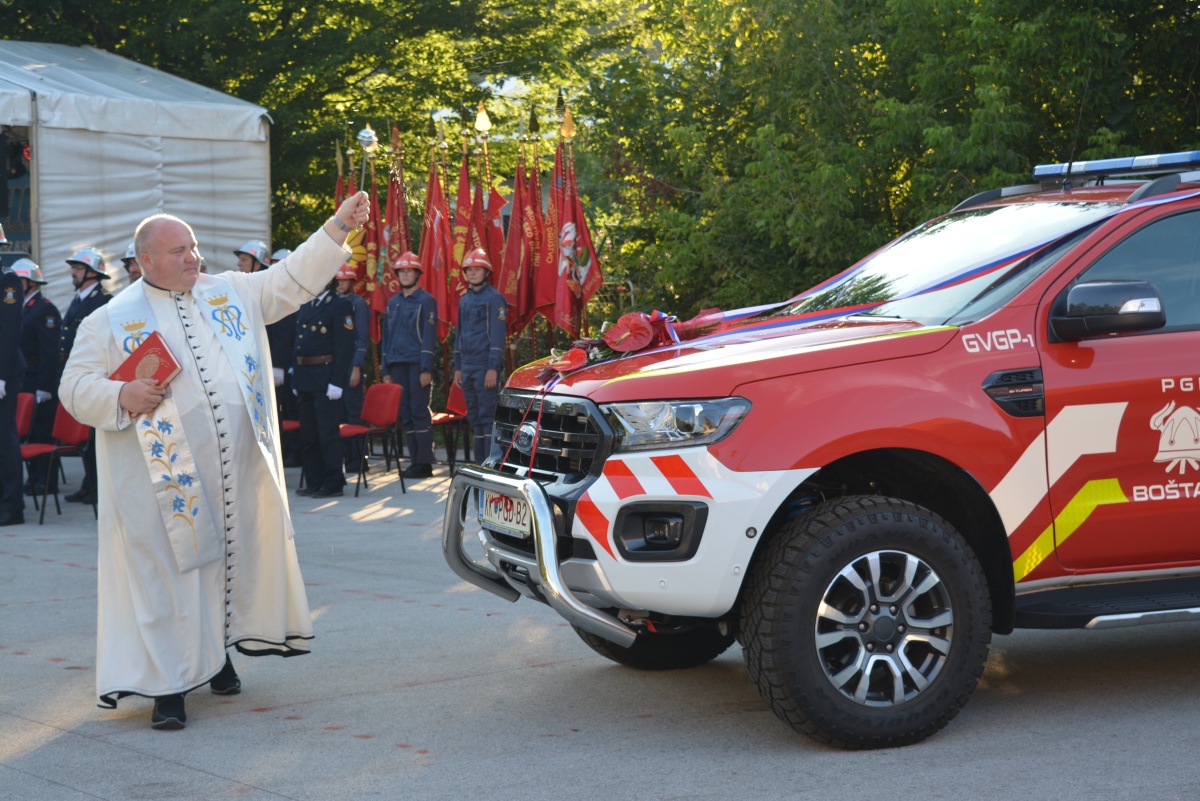 FOTO: Ob stoletnici blagoslov novega gasilskega vozila 