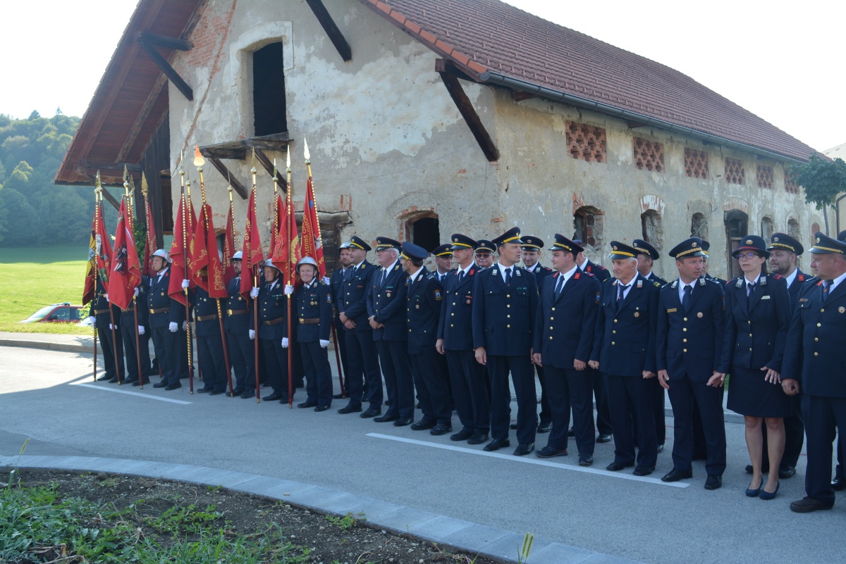 FOTO: Ob stoletnici blagoslov novega gasilskega vozila 