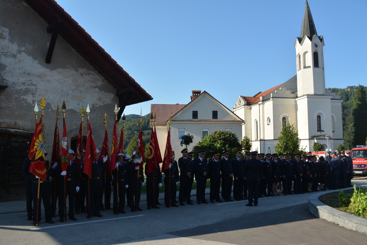 FOTO: Ob stoletnici blagoslov novega gasilskega vozila 