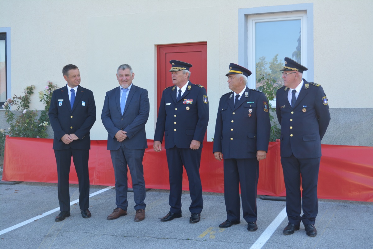 FOTO: Ob stoletnici blagoslov novega gasilskega vozila 