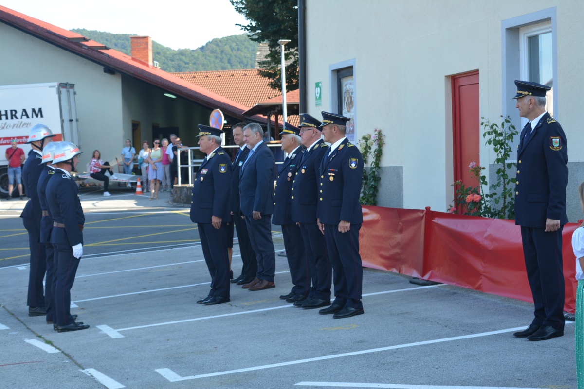 FOTO: Ob stoletnici blagoslov novega gasilskega vozila 