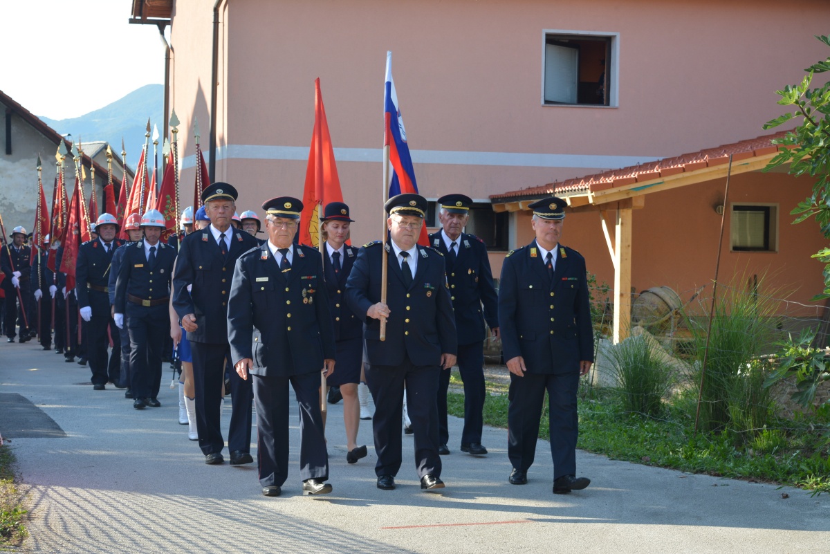 FOTO: Ob stoletnici blagoslov novega gasilskega vozila 