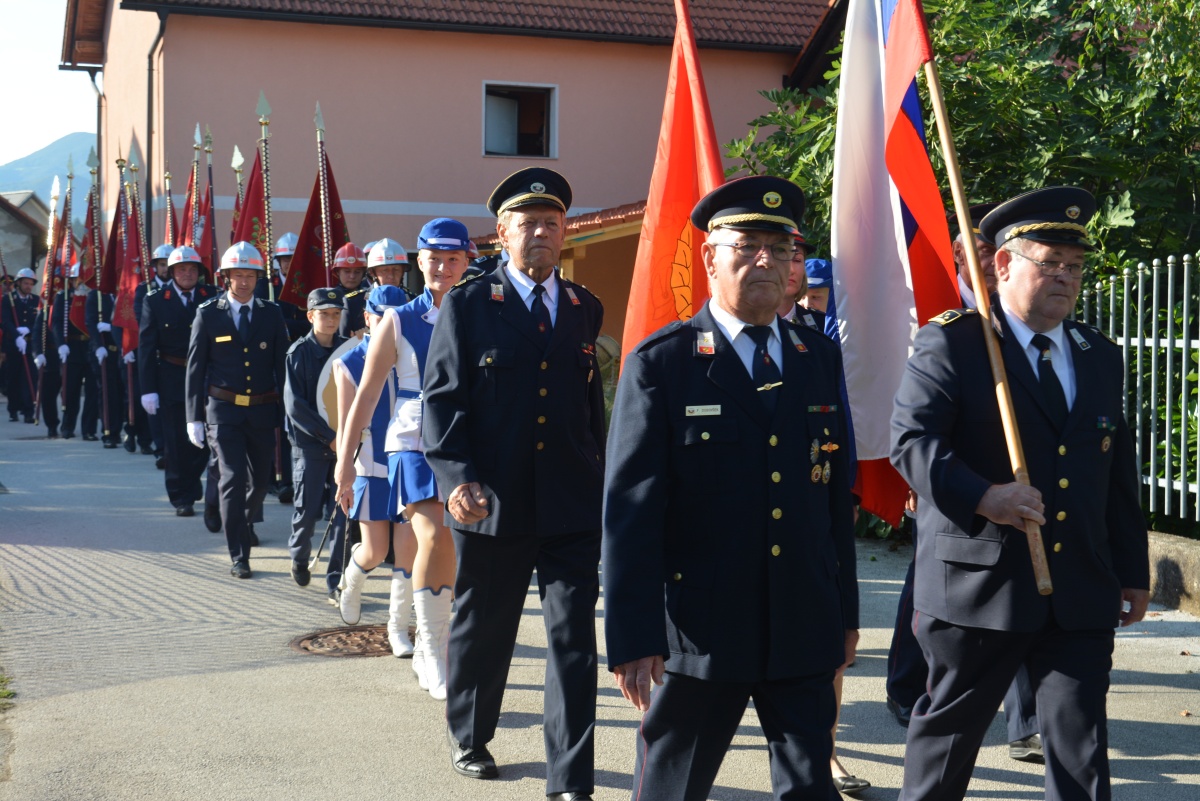 FOTO: Ob stoletnici blagoslov novega gasilskega vozila 