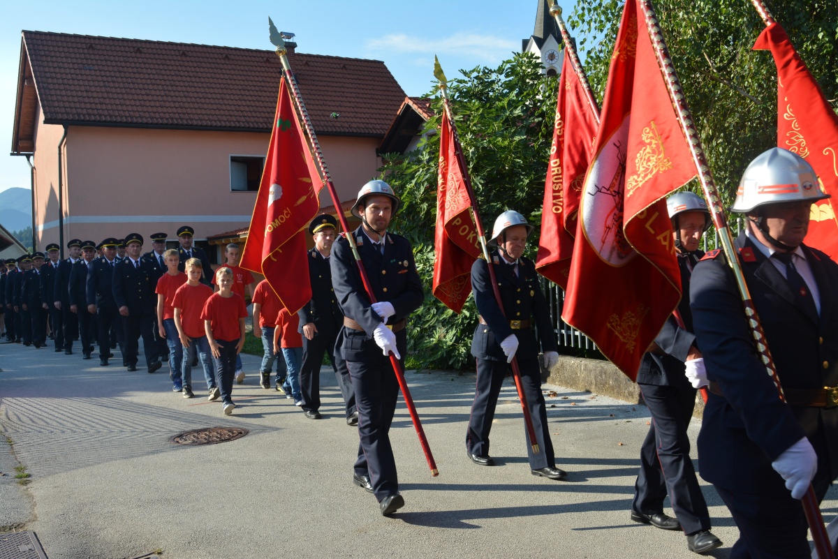 FOTO: Ob stoletnici blagoslov novega gasilskega vozila 