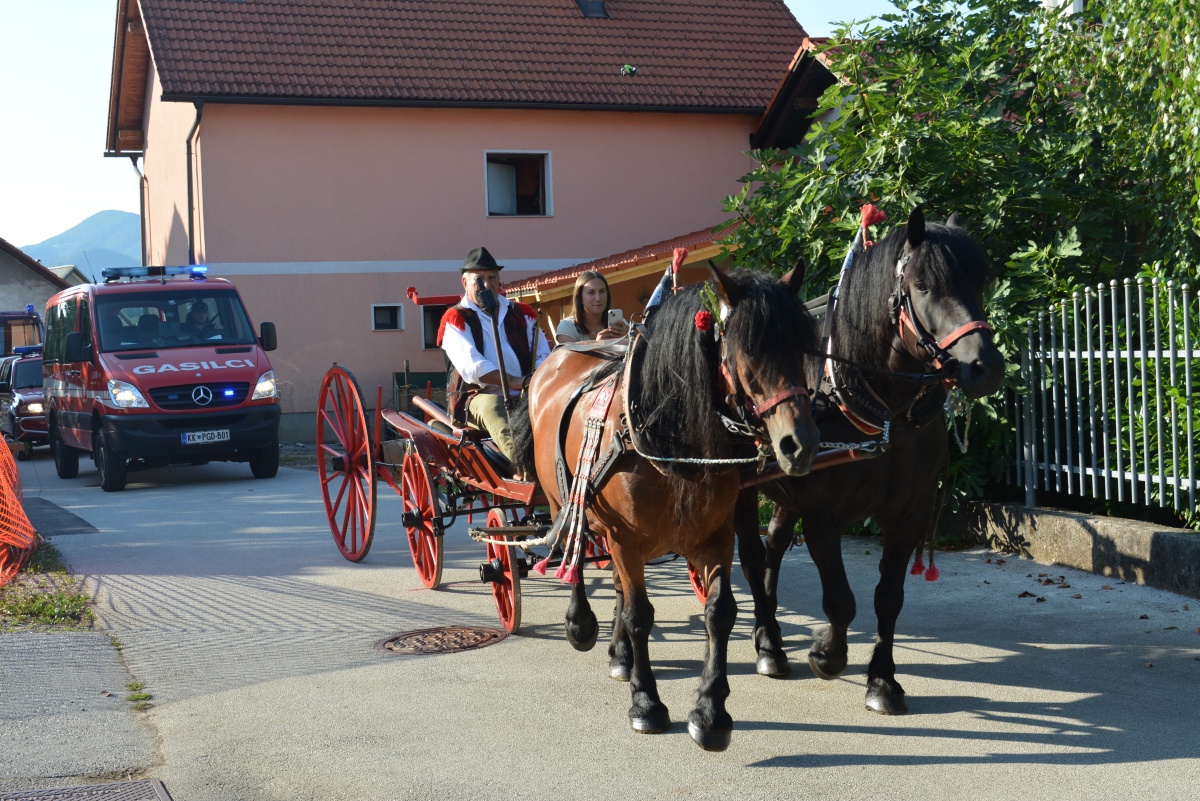 FOTO: Ob stoletnici blagoslov novega gasilskega vozila 