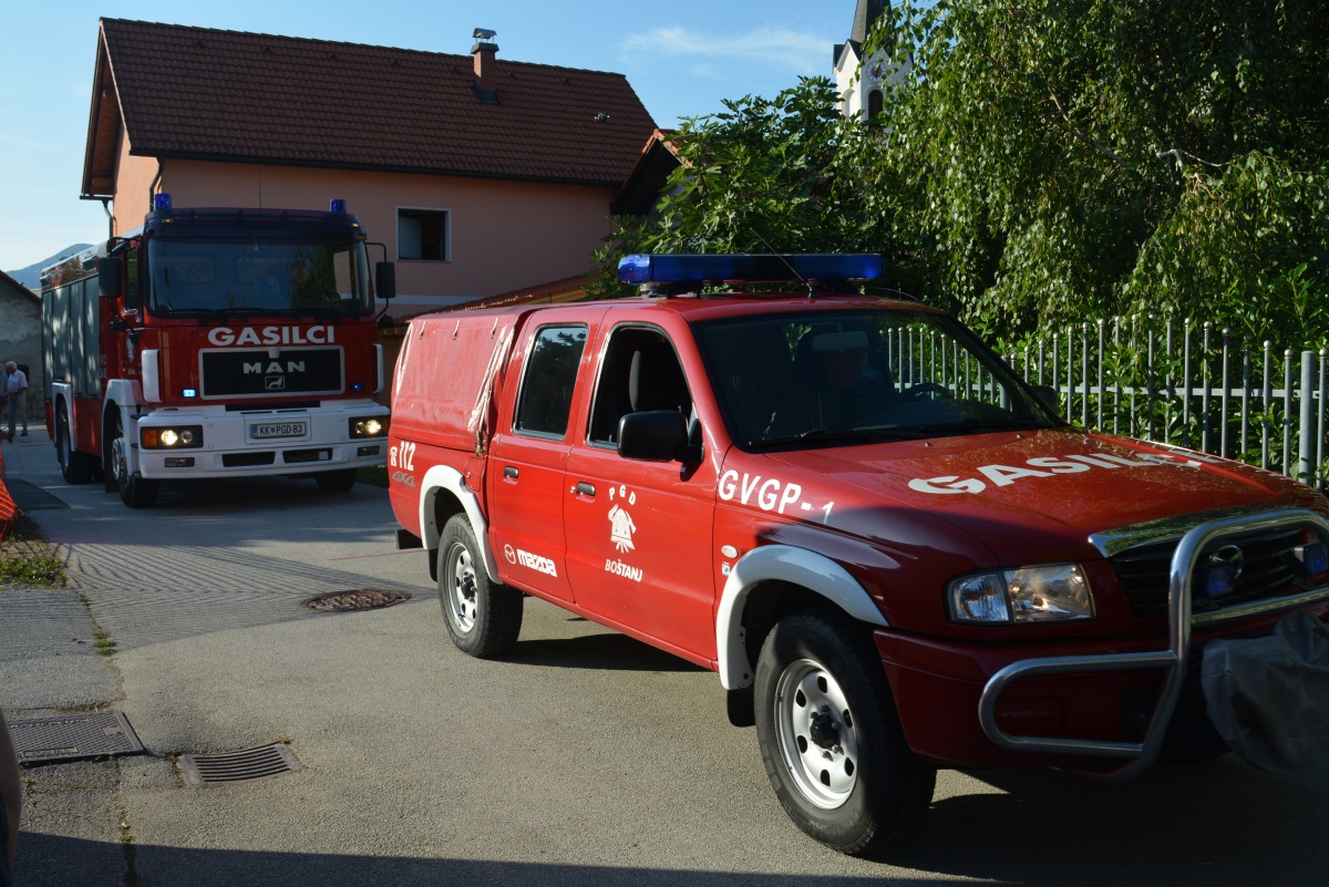 FOTO: Ob stoletnici blagoslov novega gasilskega vozila 