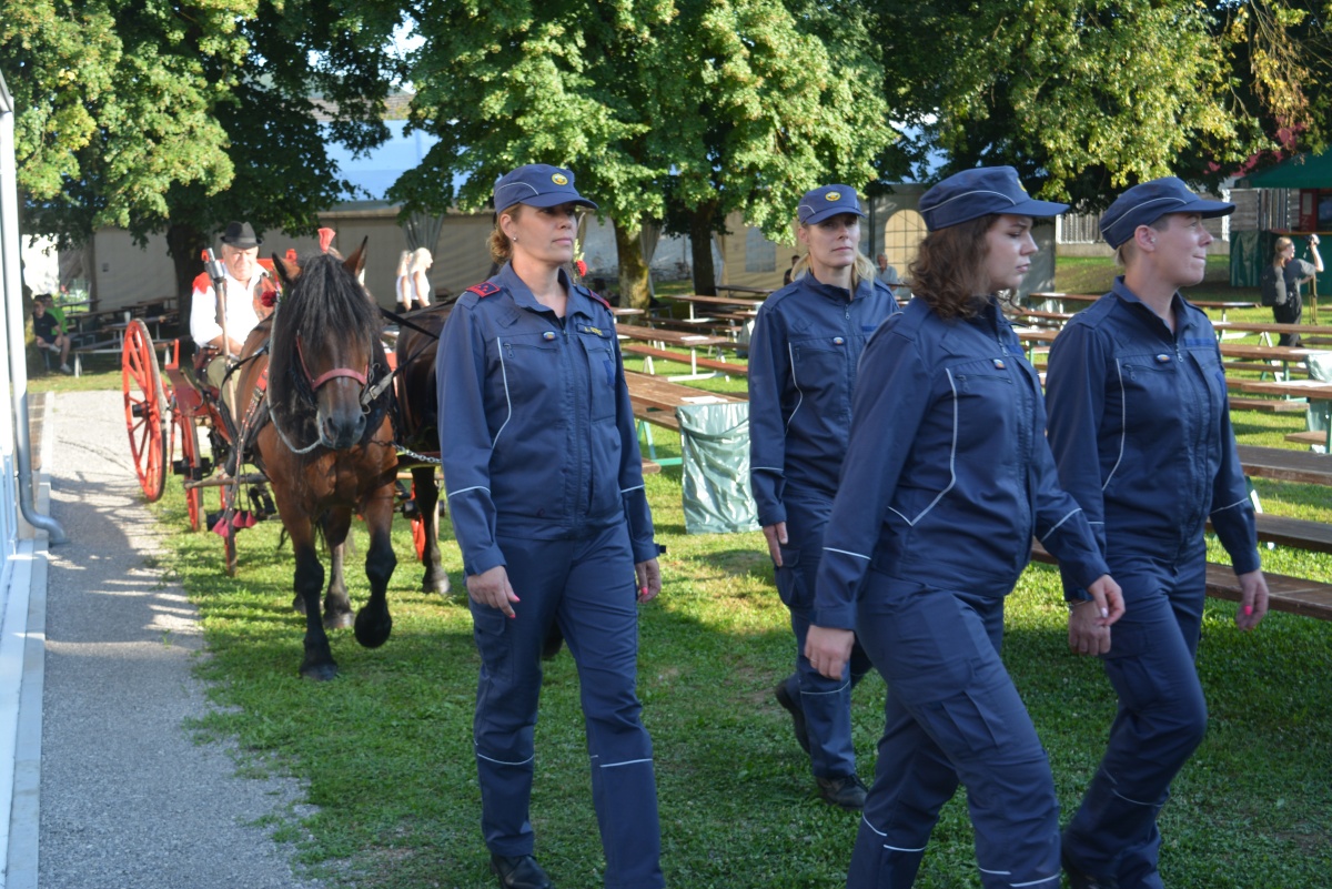 FOTO: Ob stoletnici blagoslov novega gasilskega vozila 