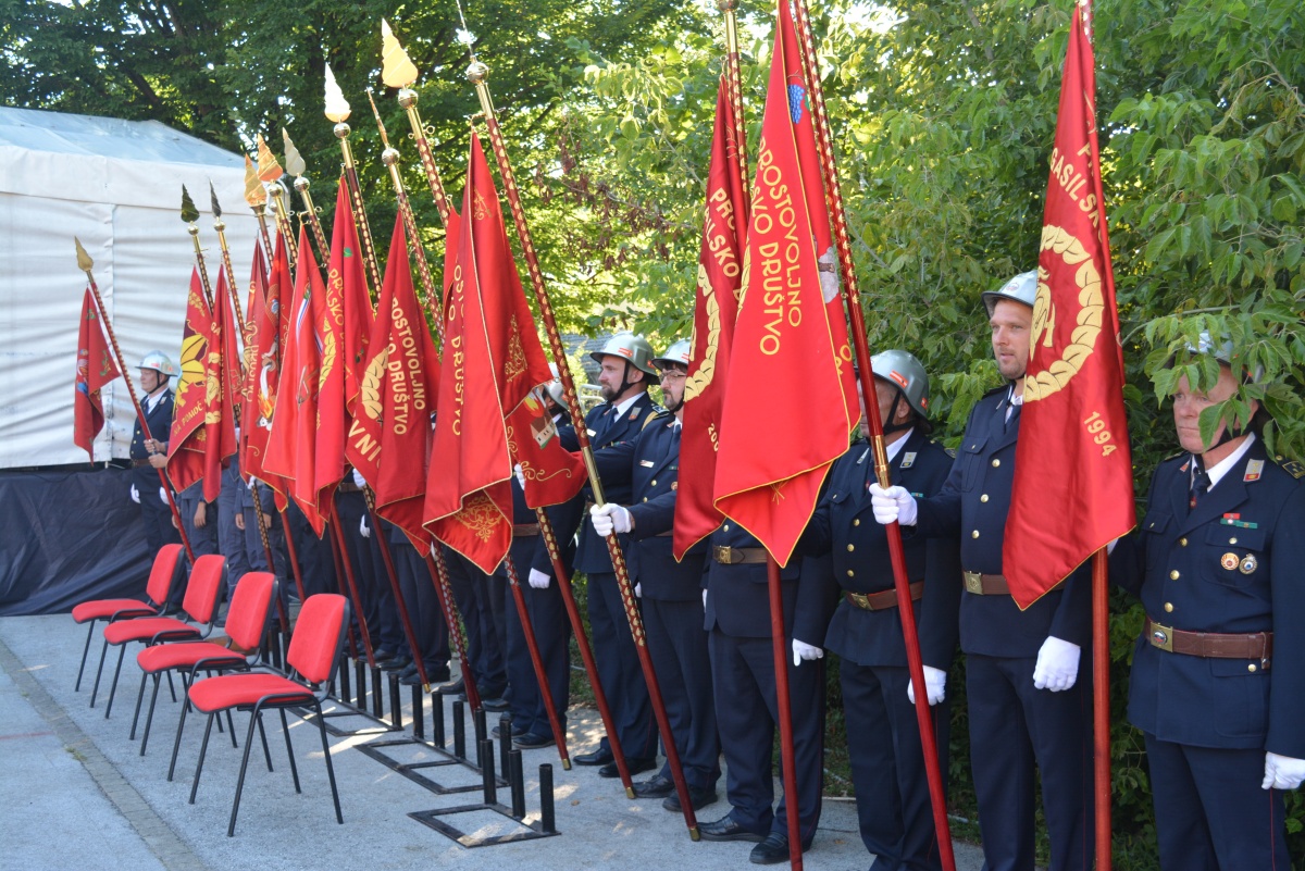 FOTO: Ob stoletnici blagoslov novega gasilskega vozila 