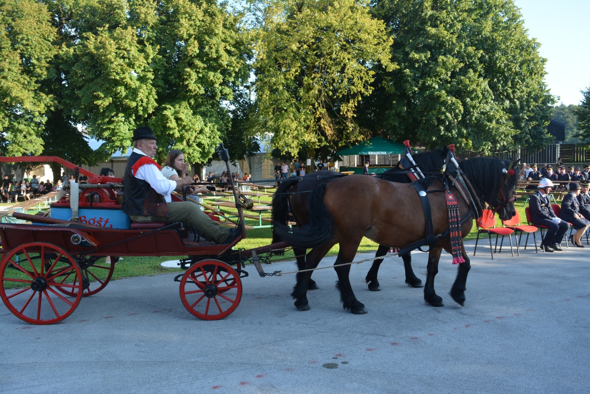 FOTO: Ob stoletnici blagoslov novega gasilskega vozila 