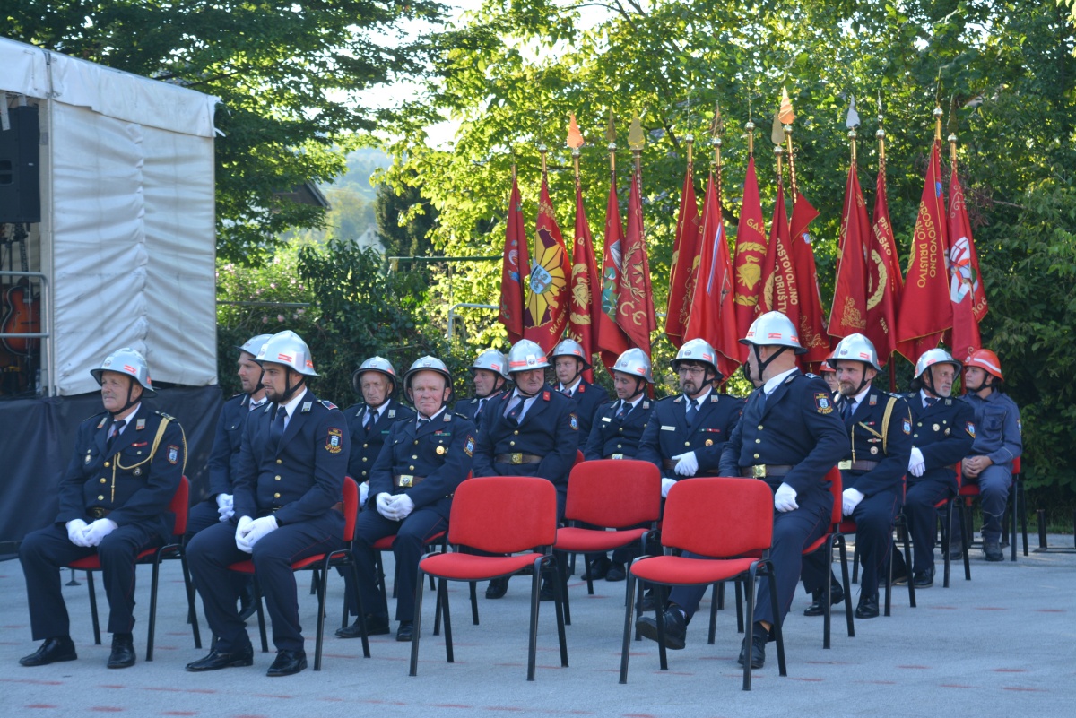 FOTO: Ob stoletnici blagoslov novega gasilskega vozila 