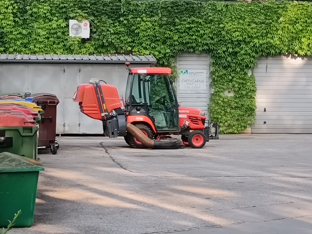 Traktor, s katerim kosijo pokopališče v Srebrničah. (Foto: B. Blaić)