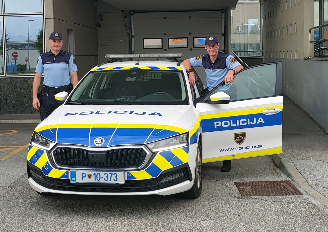 Policista Martin Kaplan (levo) in Luka Lužar (desno) sta skupaj s kolegom Rokom Selkom rešila življenje moškemu, ki je poskušal storiti samomor. (Foto: PU Novo mesto)