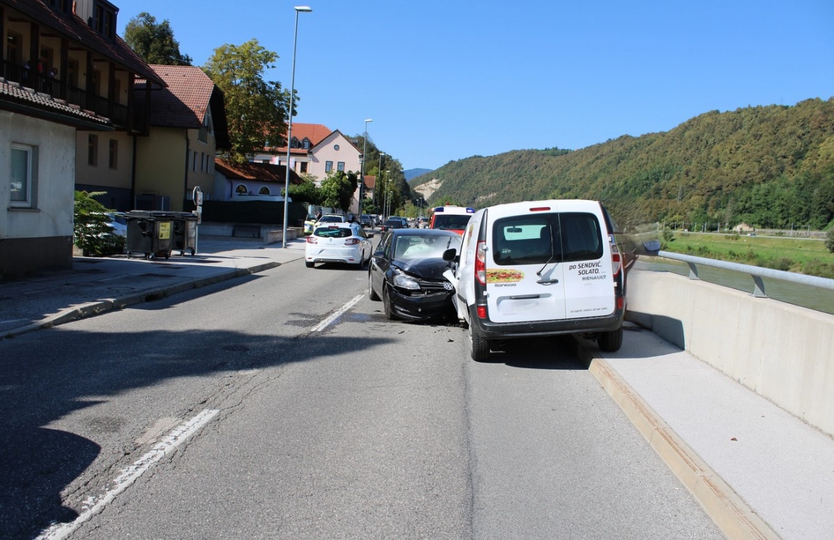 FOTO: Na CKŽ trčila dva; prevrnil se je z avtodomom