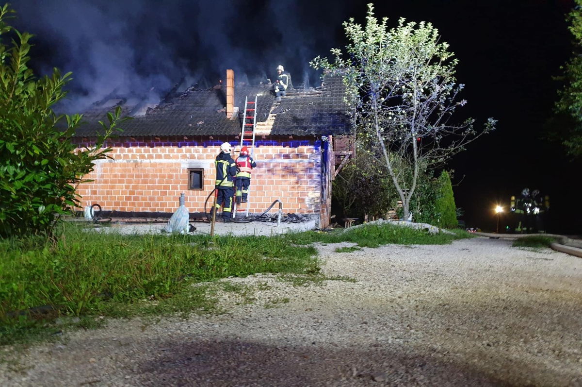 Sinočnji požar hiše (Foto: PGD Šmihel)