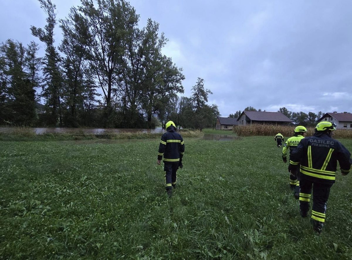 Reka Mirna se je začela v popoldanskih urah razlivati na znanih mestih in preprečila dostop intervencijskih vozil do hiše, potreben je bil dostop s kmetijskim traktorjem. (Foto, tudi spodaj vv fotogaleriji: PGD Volčje Njive)