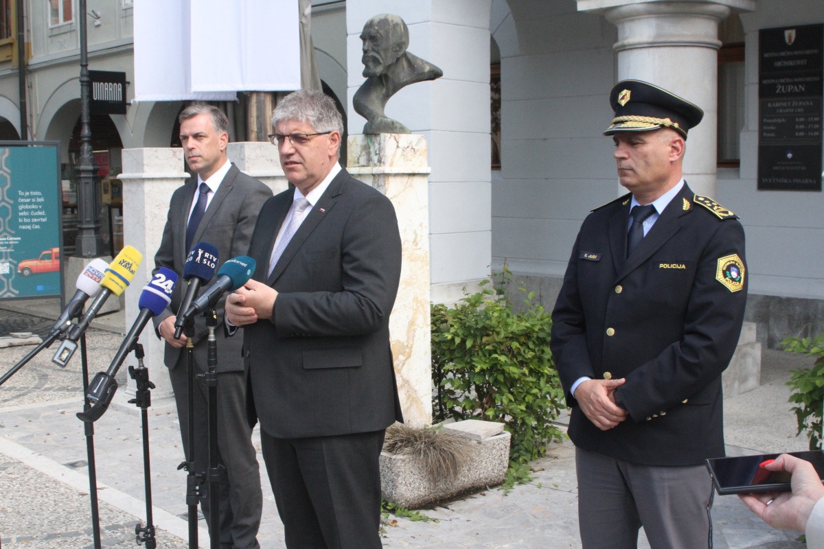 O romski problematiki so pred rotovžem spregovorili minister za notranje zadeve Boštjan Poklukar, generalni direktor policije Senad Jušić in župan Gregor Macedoni. (Foto: I. Vidmar)