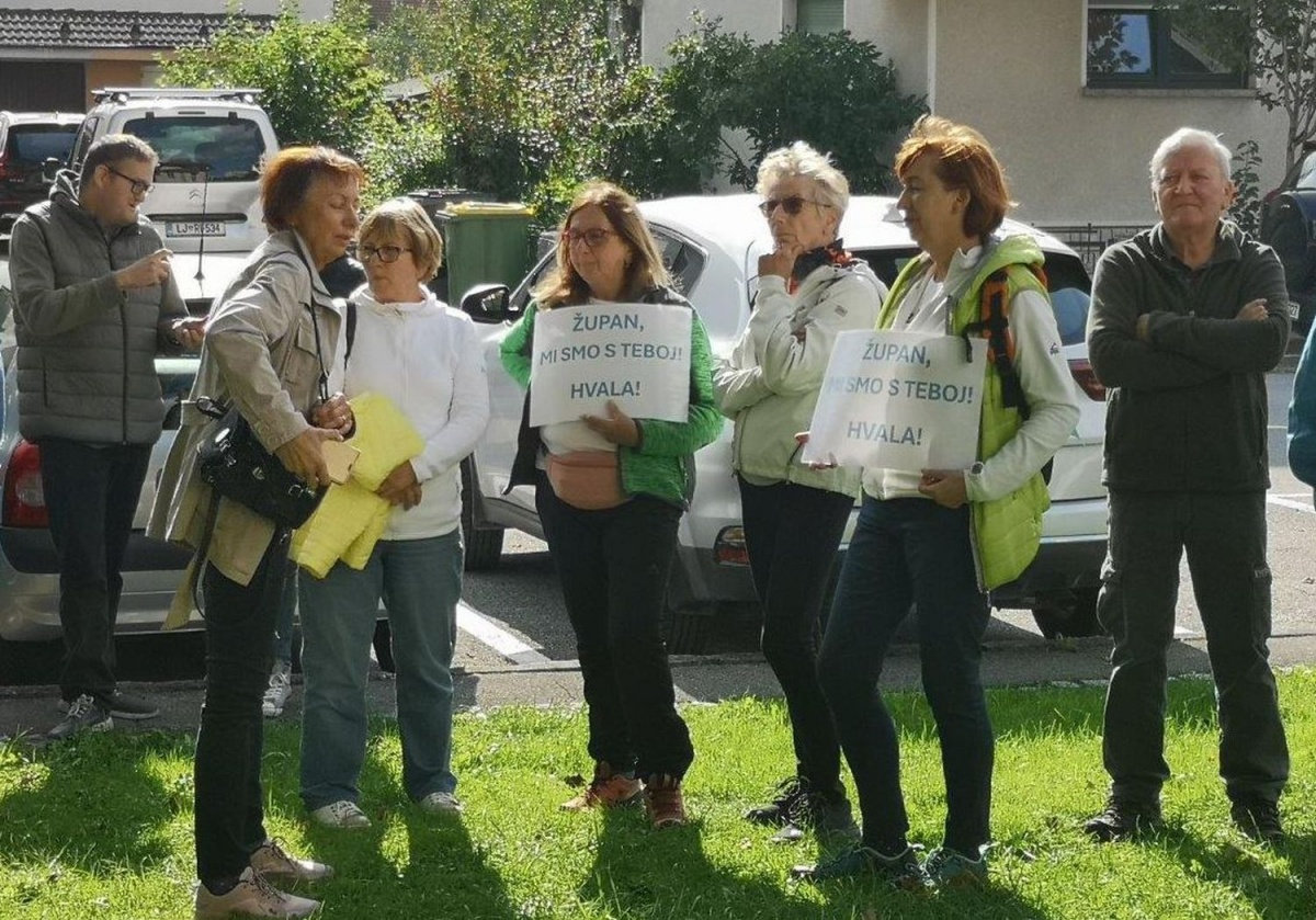 Občani so prišli s transparenti in plakati, kjer je razvidna podpora županu.